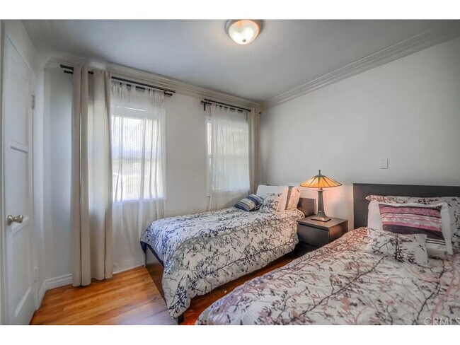 Building Photo - 2821 Greenfield Ave