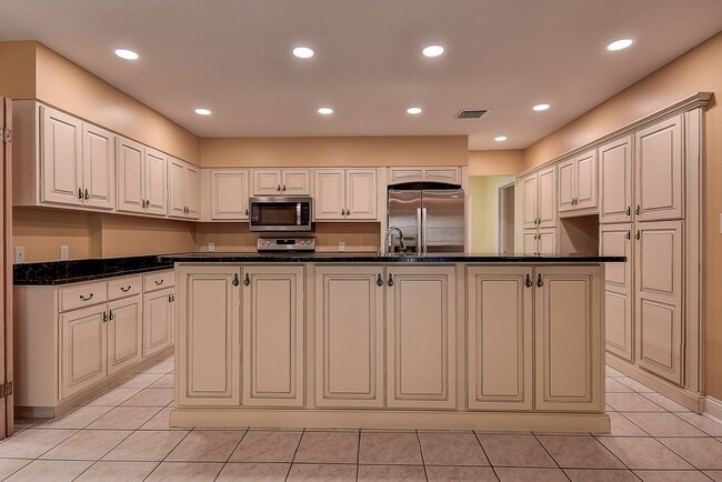 Building Photo - Luxurious 4 bedroom, 3 bath pool home.