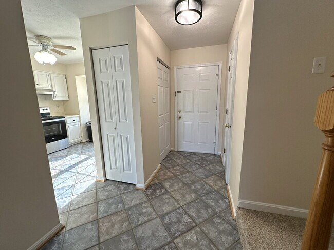 Building Photo - 3-Bedroom Townhome in Furnace Hills