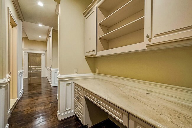 Building Photo - 5559 Holly Springs Dr