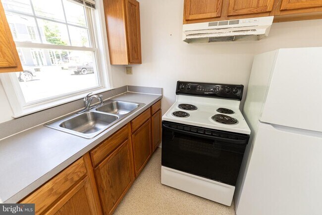Building Photo - 804 Travers St