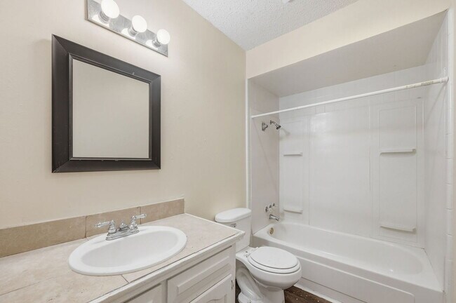 Building Photo - 314 Candlewood Ln