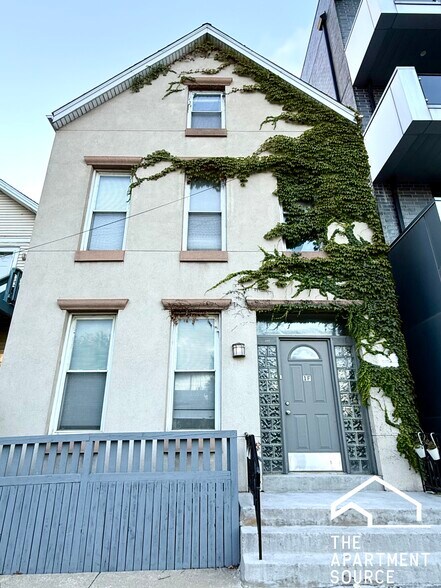 Building Photo - 942 N Elston Ave