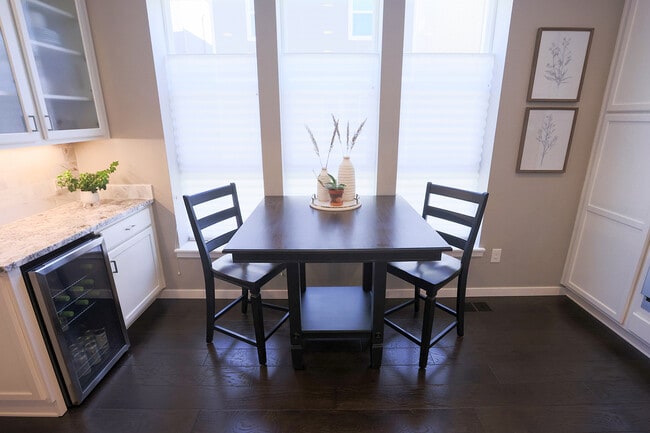 Beverage bar and breakfast area. - 15637 E Broncos Pl