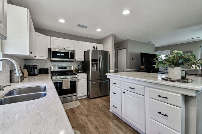 Building Photo - Elevated 3-Bed, 2-Bath, Corner-Lot Gem in the Heart of Palmetto