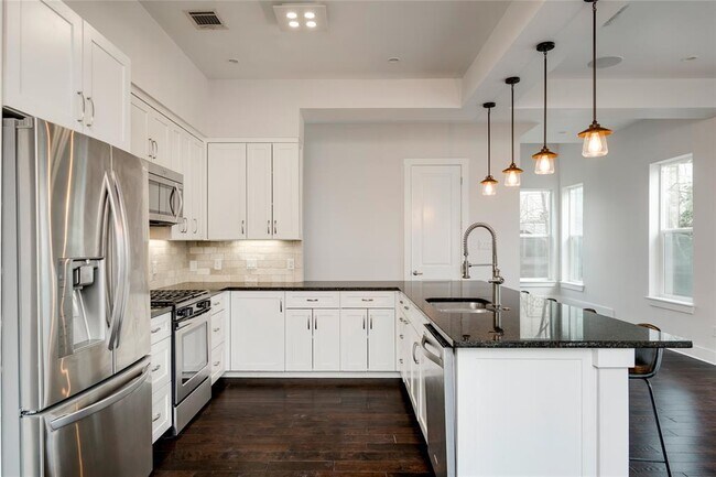 Building Photo - 2005 Bluebonnet Ln