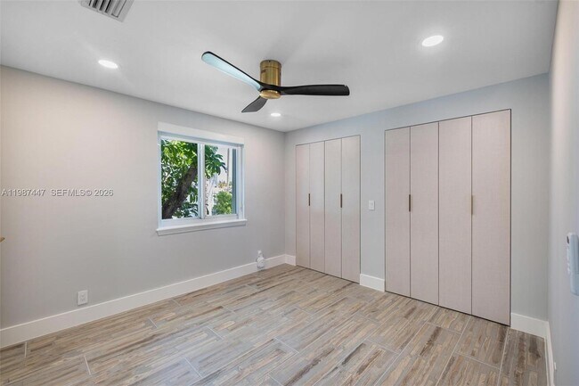 Building Photo - 1365 Bay Terrace