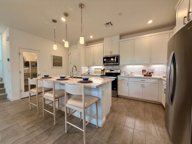 Building Photo - FULLY FURNISHED 3 BED 2.5 BATH 2 CAR GARAG...