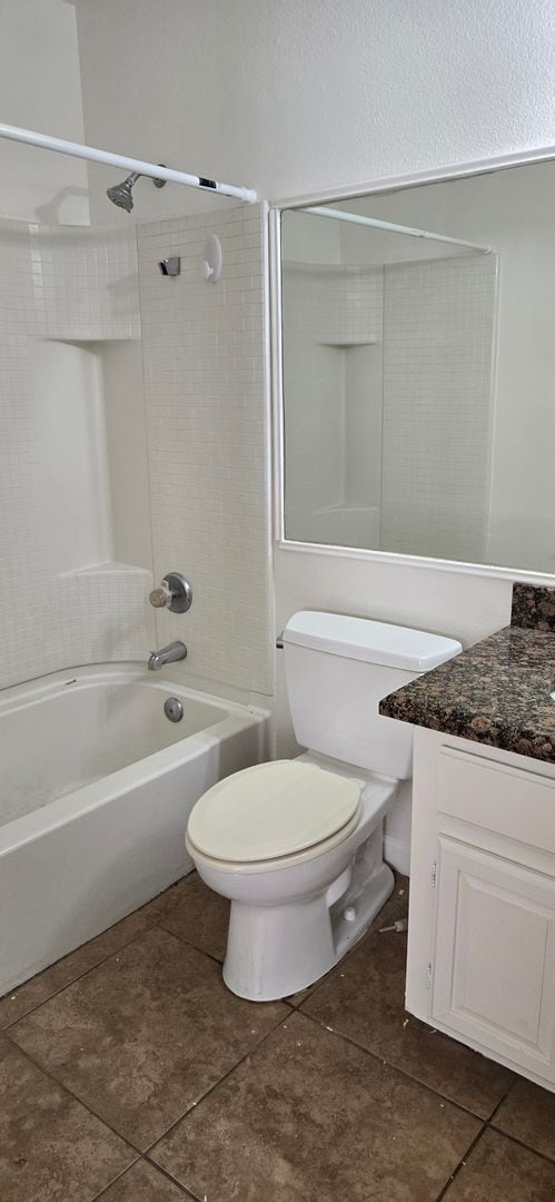 Building Photo - Beautiful 2 bedroom 2 bath Condo New Paint and flooring throughout