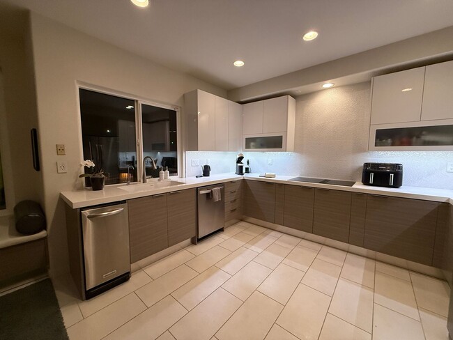 Building Photo - Gorgeous Orange Oasis Home-Available Now!