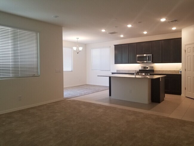 Building Photo - Great Home in Gated Community