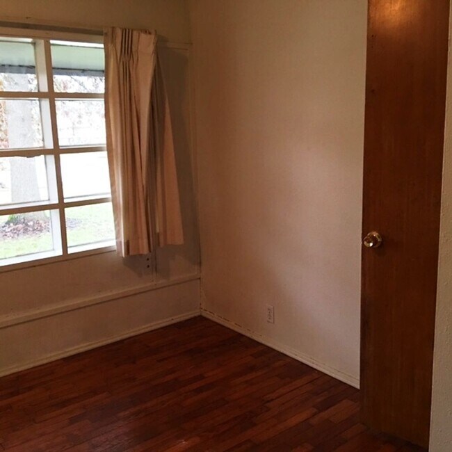 Building Photo - 3+ Bdrm in Quiet Neighborhood w/Lots of Natural Light
