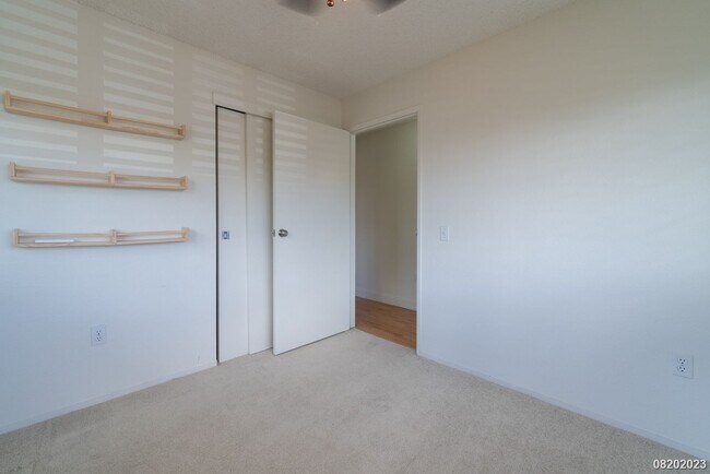 Building Photo - 3 Bed 2 Bath condo in Hillsdale Phase 2