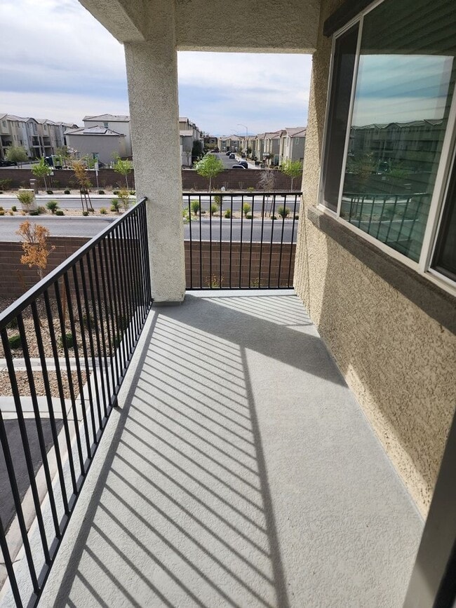 Building Photo - 3 story 3 bed/3 bath townhouse in brand ne...