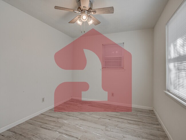 Building Photo - 224 W 5th St