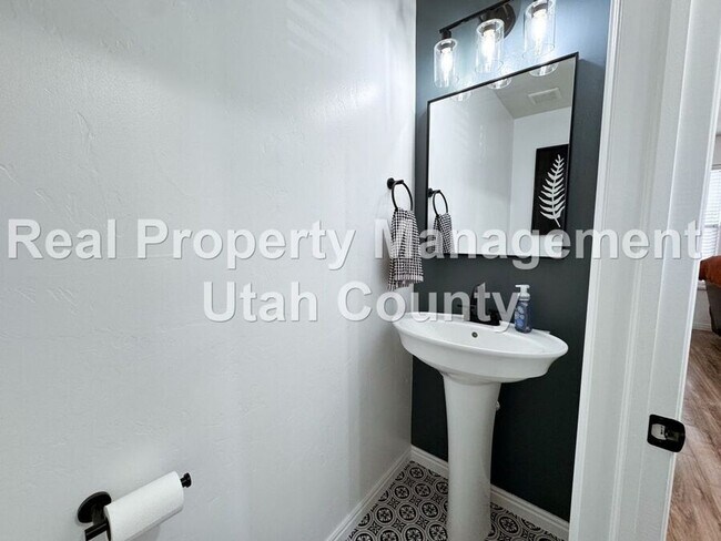 Building Photo - 1849 N Bountiful Wy