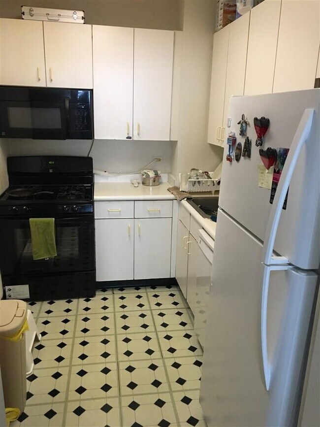 Building Photo - 45 River Dr