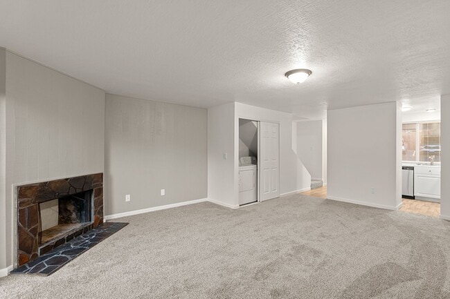 Building Photo - RECENTLY UPDATED 2 BEDROOM 1.5 BATH TOWNHOME IN TIGARD!