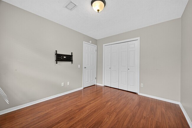 Building Photo - 6107 Howland Ct