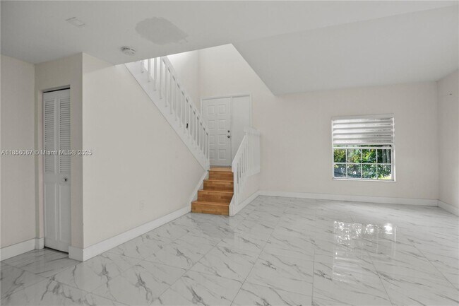 Building Photo - 10073 SW 117th Ct