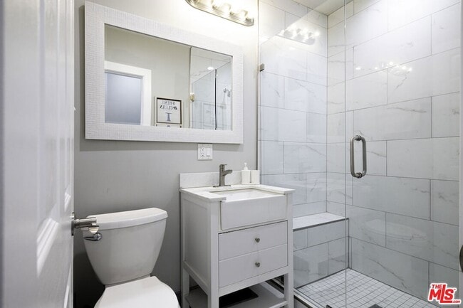 Building Photo - 1559 1/2 S Harvard Boulevard Unit