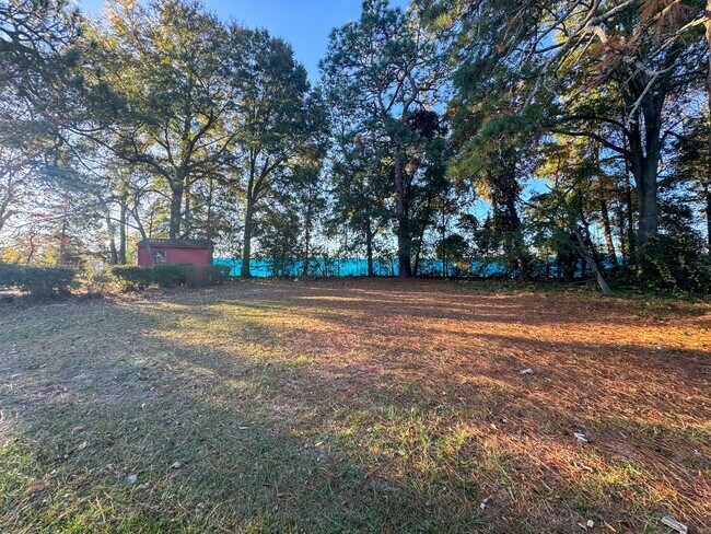 Building Photo - Charming 3 Bed 1 Bath Home Conveniently Lo...