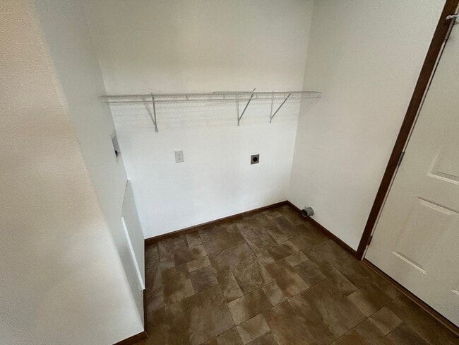 Building Photo - 220 Riverwood Dr