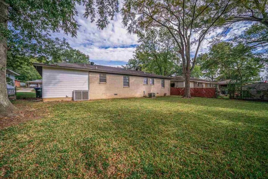 Fenced Back Yard - 812 Glencrest Ln