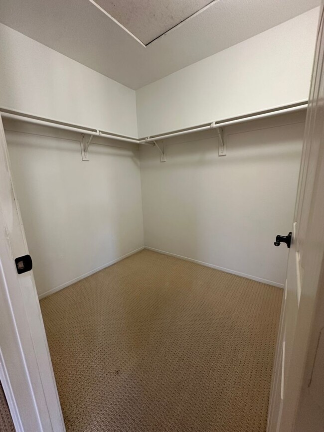 Building Photo - Welcome to this 4 bed 2 bath home!