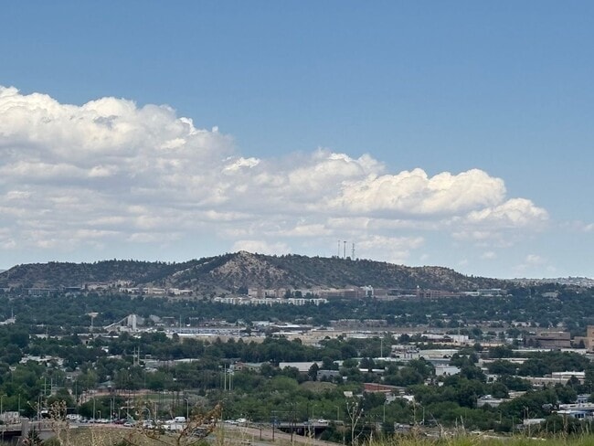 Building Photo - Luxury 4 Bed Townhome for Rent | Mountain Views, Central Location & Modern Design