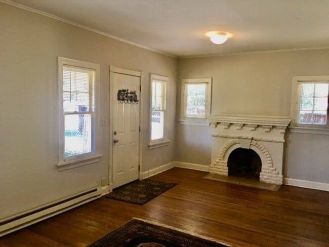 Building Photo - Charming 2 Bd Farmhouse on 1.12 Acres With...