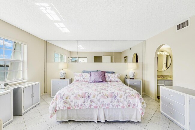 Building Photo - 1025 Sugar Sands Blvd