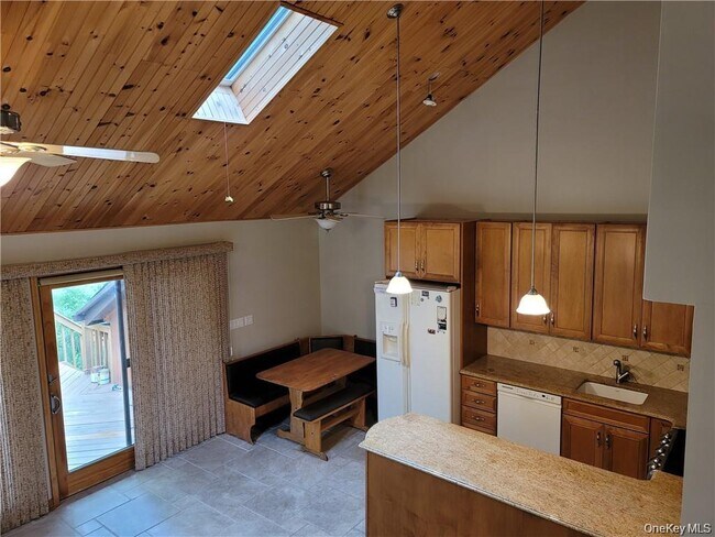 Building Photo - 14 Lakeside Dr