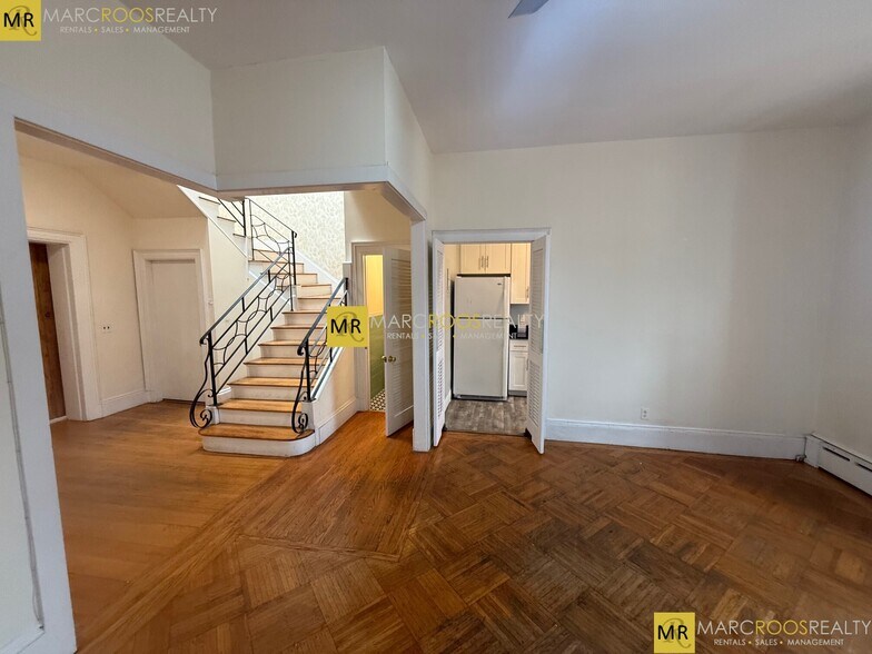 Building Photo - 1805 Beacon St