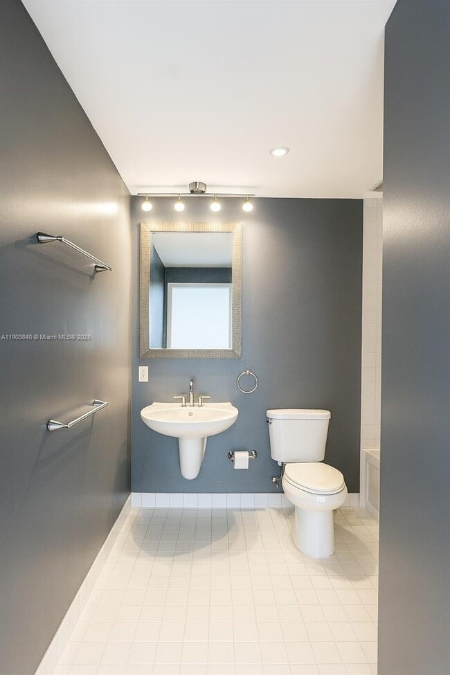 Building Photo - 10 SW South River Dr