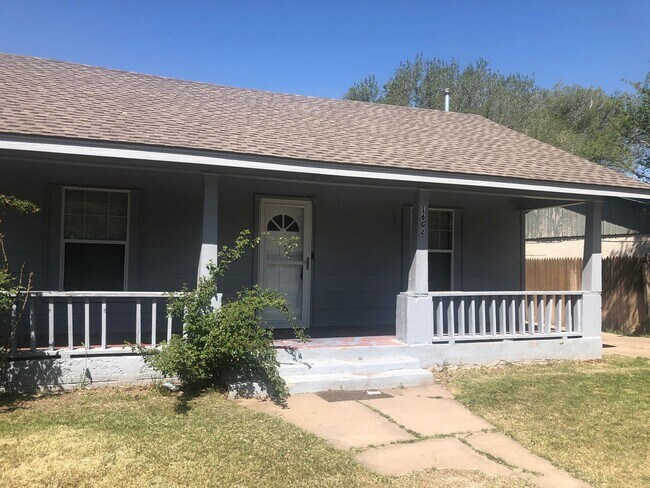 Building Photo - BIVINS ADORABLE 2BEDROOM 1BATH 1CAR GARAGE