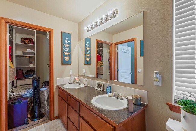 Building Photo - Beautiful 3-bed/2-bath Orting Home in Rive...
