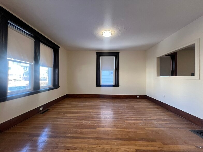 Building Photo - 4 River St