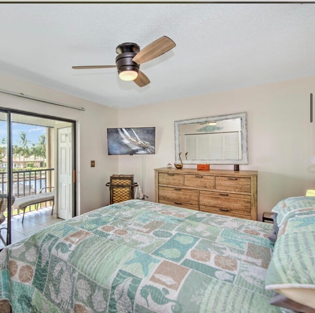Building Photo - 4803 SW Santa Barbara Ct