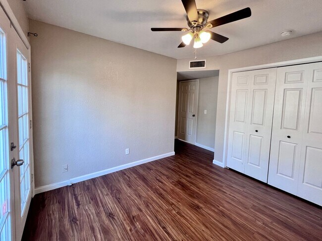 Building Photo - $2,295 Villa & Barstow, 3 Bedroom Condo - ...