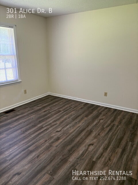 Building Photo - 301 Alice Dr