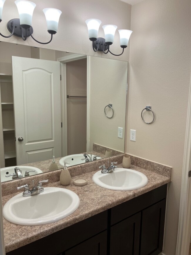 Building Photo - 5611 Montevista Dr