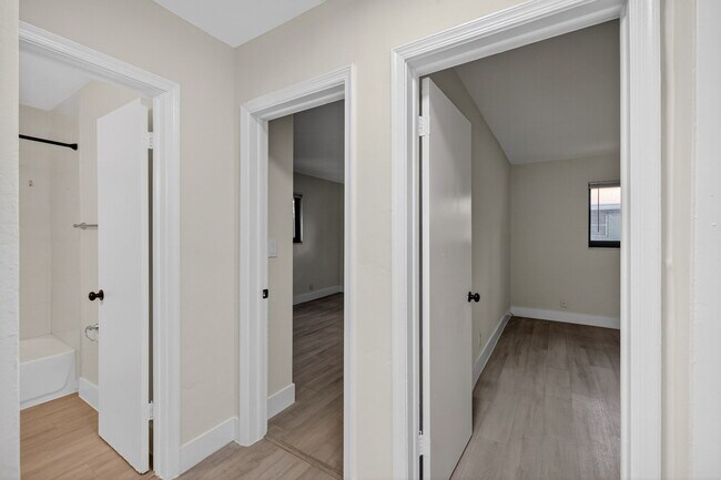 Building Photo - Wilton Manors