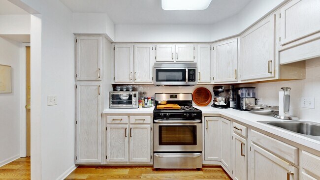 Building Photo - 5000 Oakton St
