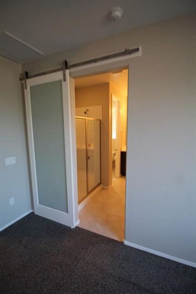 Building Photo - Desirable La Estancia Neighboorhood