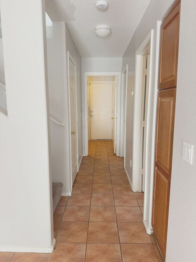 Building Photo - Large 4Bedrooms- 3Bath Home!!!