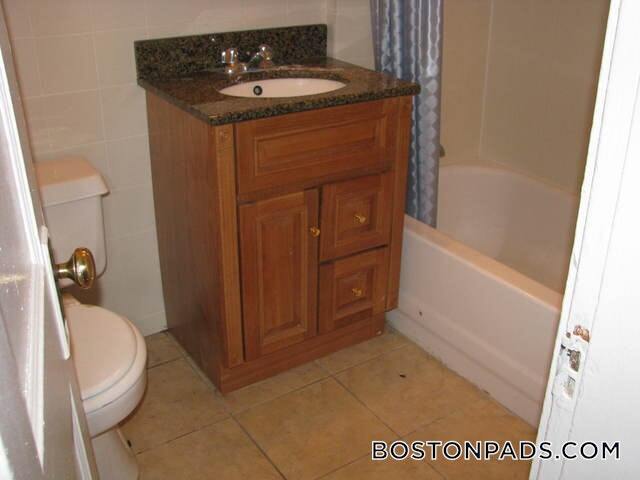 Building Photo - 136 Hemenway St