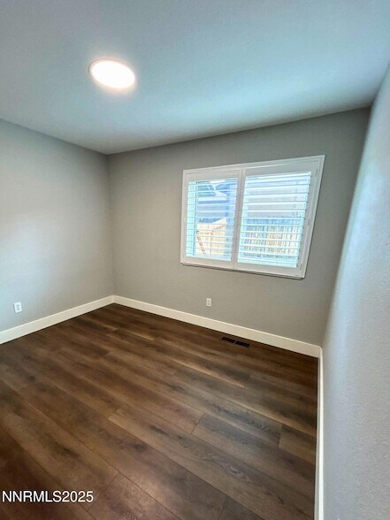 Building Photo - 8657 Silver Shores Dr