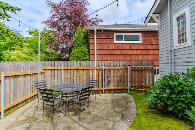 Building Photo - Spacious 1 bedroom Maple Leaf Bungalow w/AC!