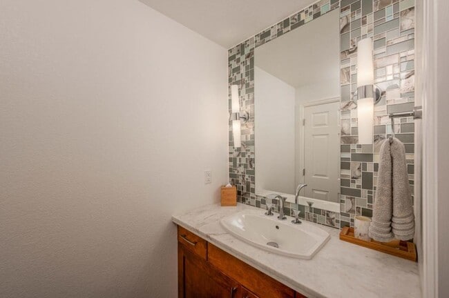 Building Photo - 4220 Ravenna Pl